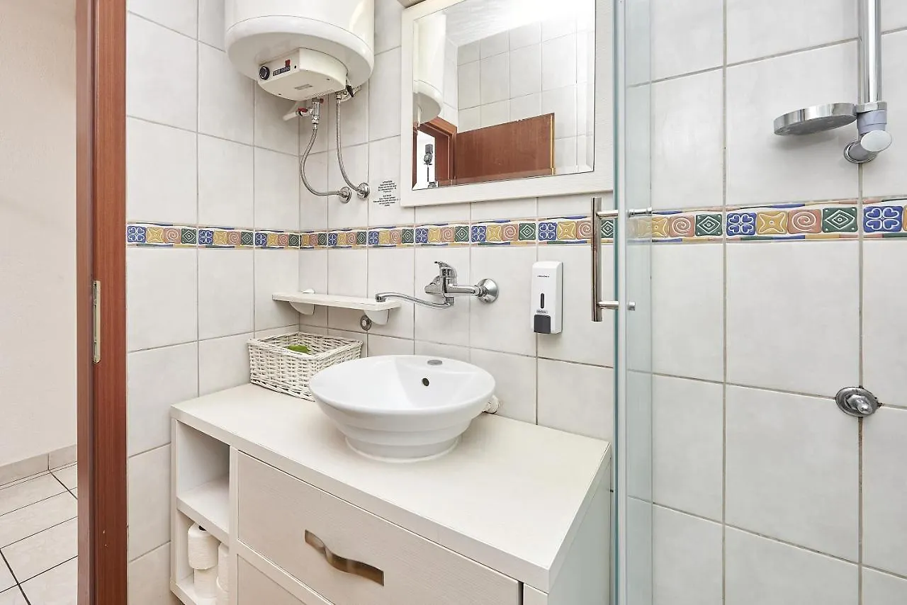 Apartment Mavarstica 17821A 特罗吉尔 克罗地亚